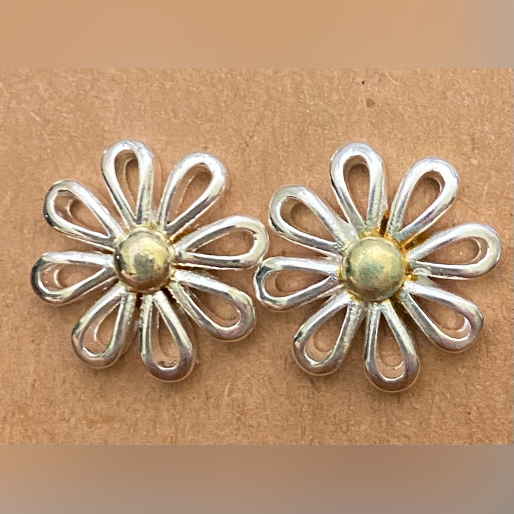 SALE!!! Adorable 925 Sterling Daisy Earringss